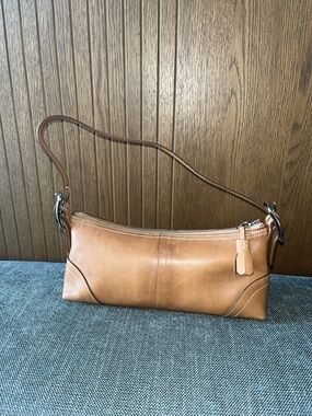 Coach vintage y2k Hamptons mini baguette in tan leather